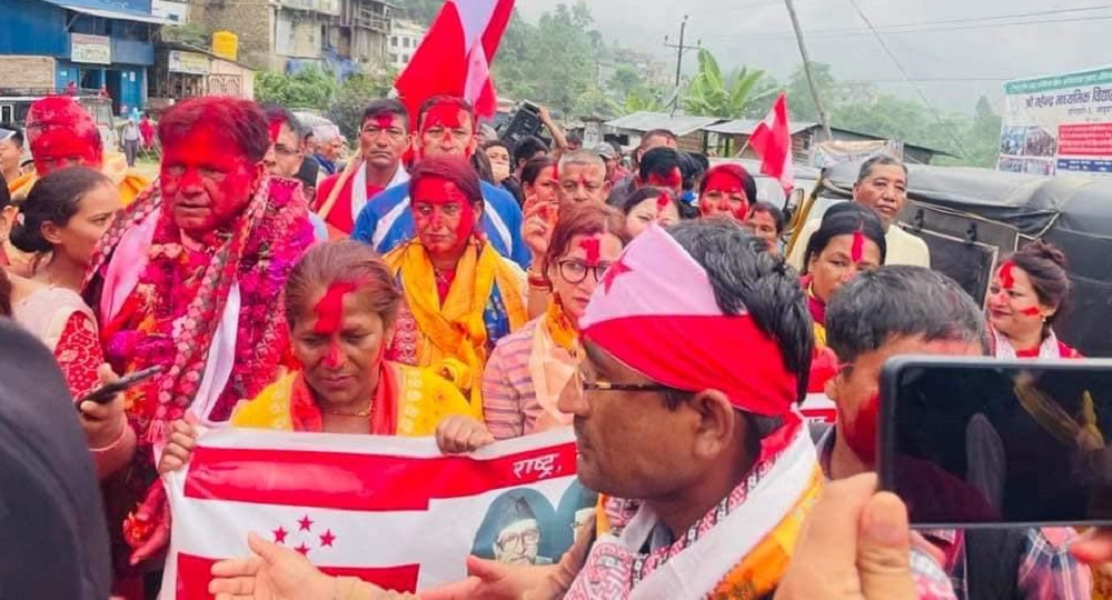 संखुवासभाको खाँदवारी नगरपालिकाको मेयरमा कांग्रेसको तर्फबाट महेश थपलिया निर्वाचित भएपछि।  तस्बिर : नागेन्द्र न्यौपानेको फेसबुकबाट।